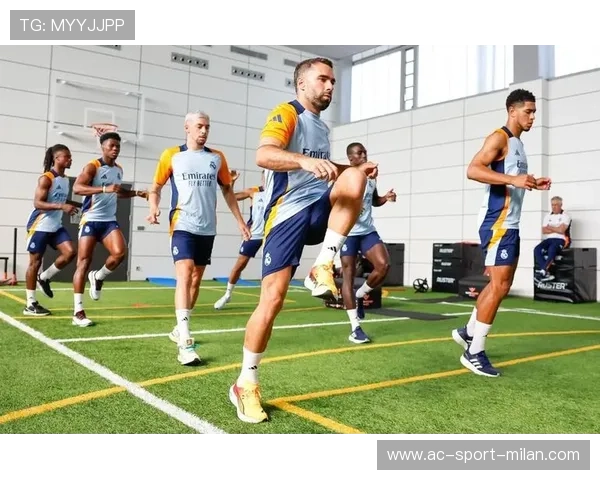 皇马右翼回防训练:球员在训练中多次练习回追并快速发起 皇马右翼回防训练:球员在训练中多次练习回追并快速发起