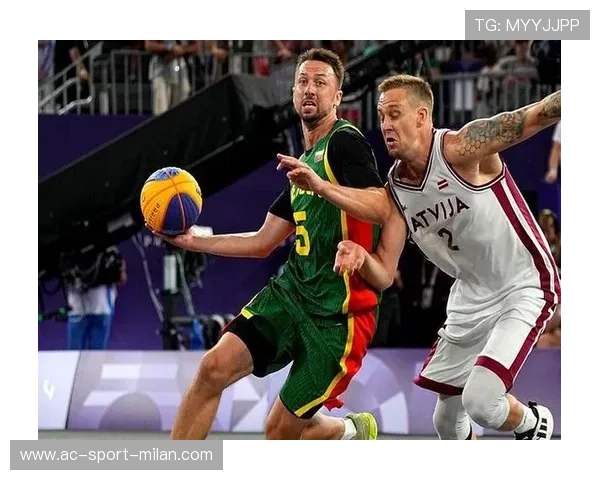 年轻中后卫在对抗训练中展示惊人身体对抗能力