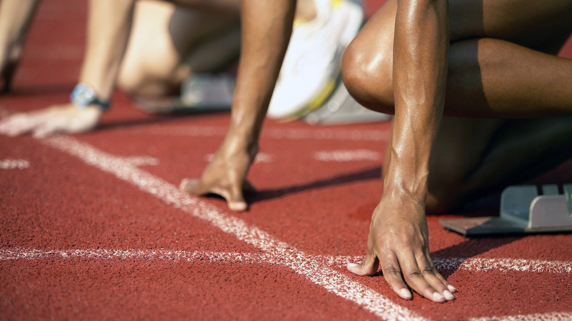 教练是否通过设定中场节奏点来控制整场走势，教练下场踢球